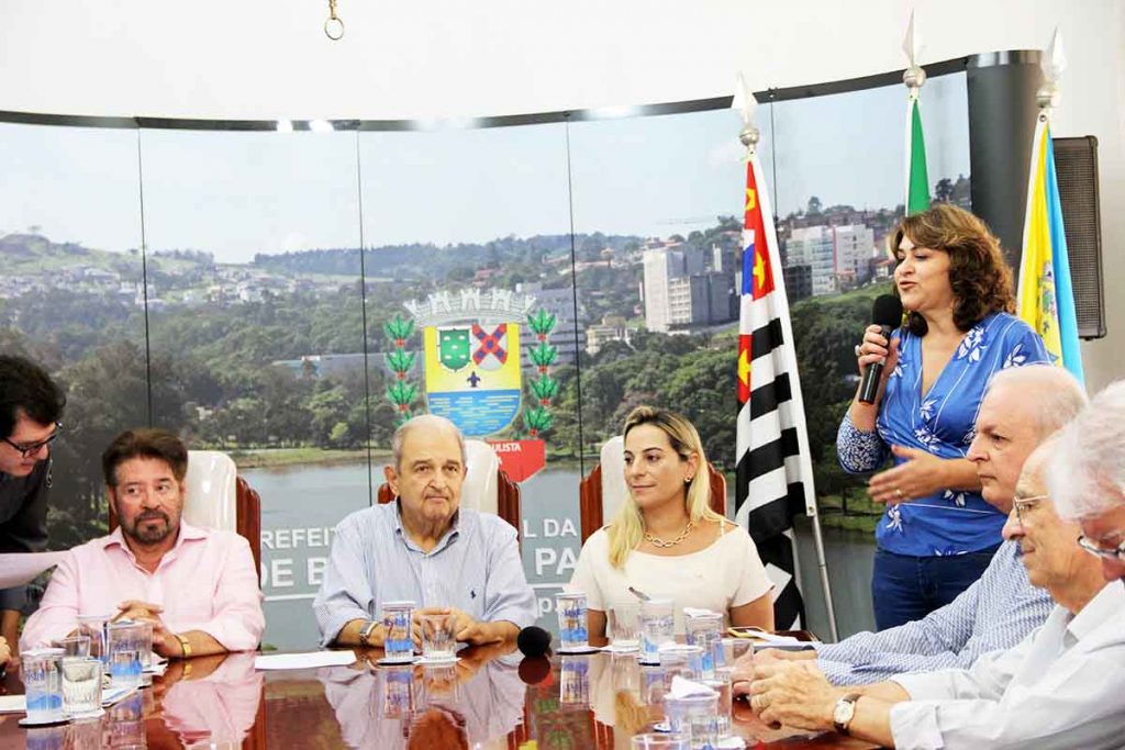 Ao lado do prefeito Jesus, vice Amauri e deputada Kátia Sastre, secretária de Saúde, Marina Oliveira agradeceu o repasse de recursos | SECOM