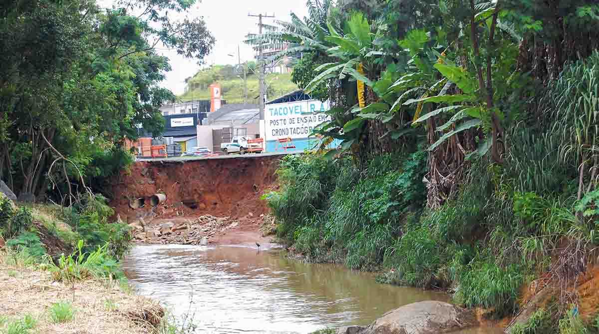 Local que cedeu com as chuvas já está em obras para reparos com gabião e pavimentação | Jonathan Alberti/GB